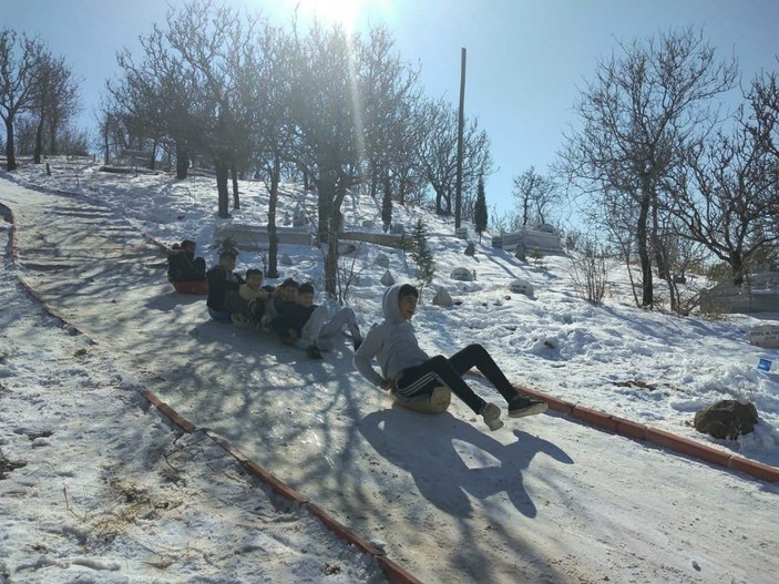 Tokat'ta çocuklar, mezarlık yolunu kayak pistine çevirdi