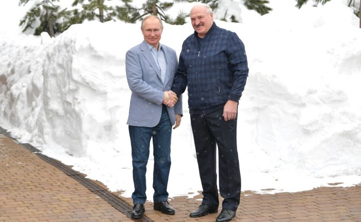 Putin ile Lukaşenko'dan kar motosikletli diplomasi