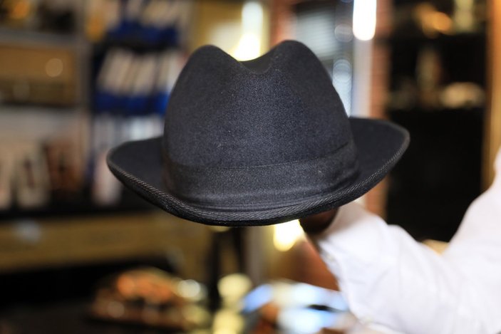 Antalyalı iş adamı, Süleyman Demirel’in şapkasını haczetti