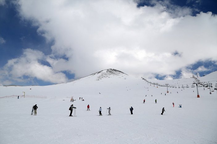 Tahran'daki kayak merkezlerinde hareketlilik yaşanıyor