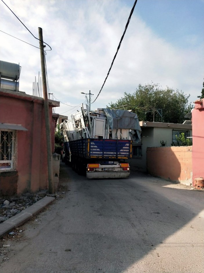 Adana’da tırların geçtiği sokağın sakinleri çözüm bekliyor
