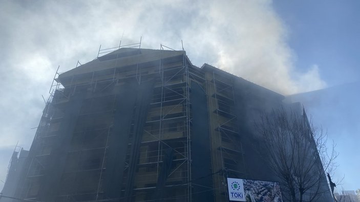 Kağıthane'de inşaatta yangın çıktı, dumanlar gökyüzüne yükseldi