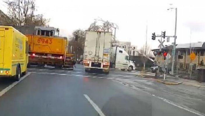 ABD'de trenin tıra çarpma anı