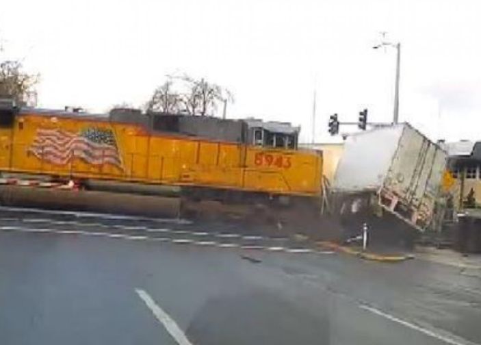 ABD'de trenin tıra çarpma anı