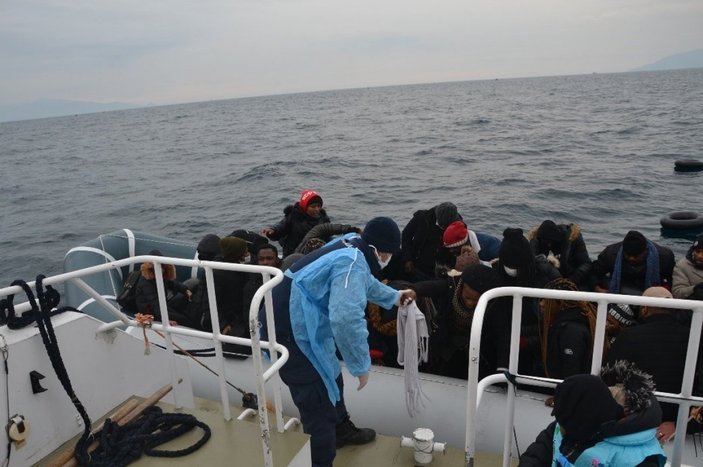 Ayvalık'ta Yunanistan'ın botla ittiği 31 göçmen kurtarıldı