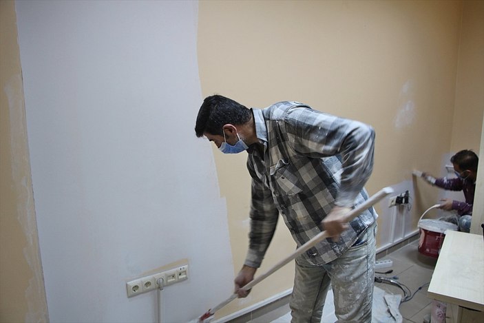 Bingöl'de koronavirüsle mücadele edilen hastaneyi ücretsiz boyadılar