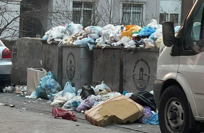 Maltepe'deki çöp konteynerleri etrafa taştı
