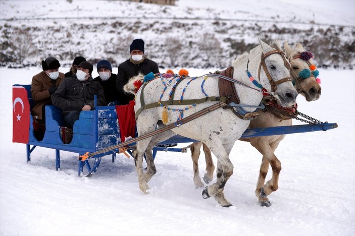 Buz tutan Çıldır Gölü'nde atlı kızak ve Eskimo usulü balık avı etkinliği