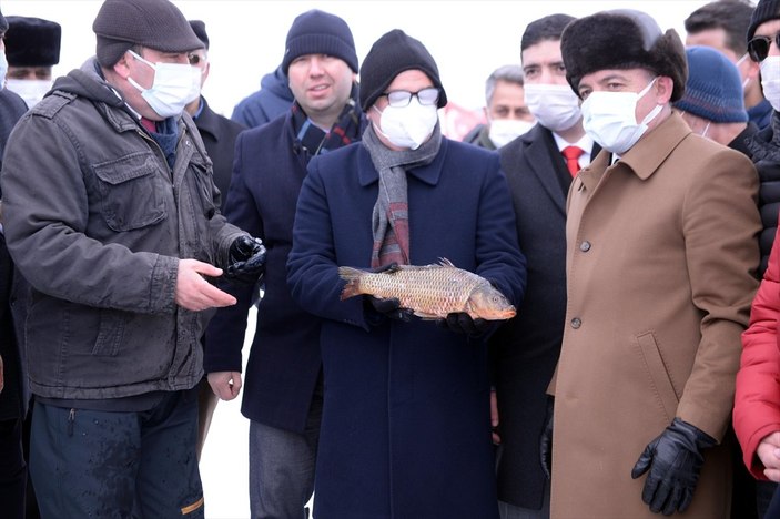 Buz tutan Çıldır Gölü'nde atlı kızak ve Eskimo usulü balık avı etkinliği