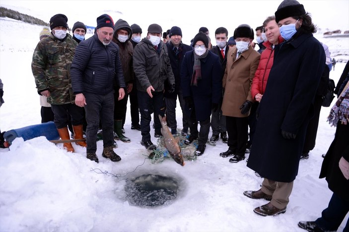 Buz tutan Çıldır Gölü'nde atlı kızak ve Eskimo usulü balık avı etkinliği