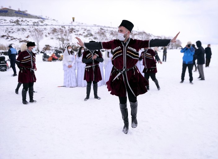 Buz tutan Çıldır Gölü'nde atlı kızak ve Eskimo usulü balık avı etkinliği