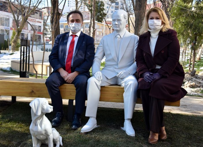 CHP'li Bilecik Belediyesi'nden Atatürk ve köpeği Foks'un heykeli