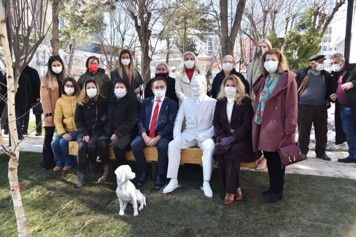 CHP'li Bilecik Belediyesi Atatürk ve köpeği Foks'un heykelini kaldırdı