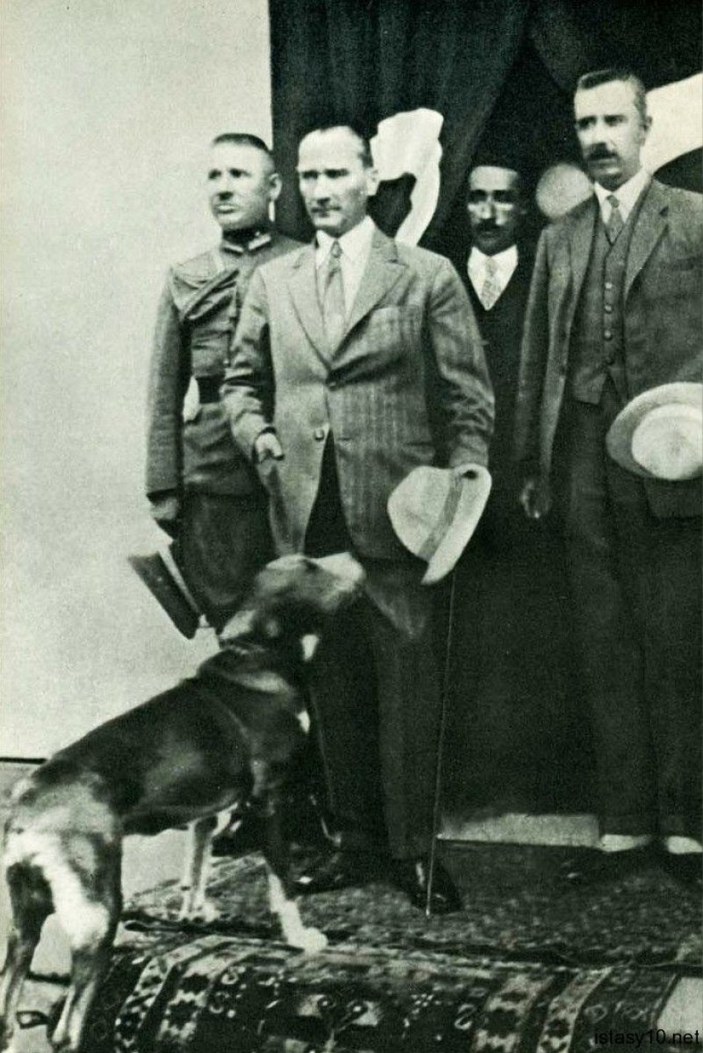 CHP'li Bilecik Belediyesi'nden Atatürk ve köpeği Foks'un heykeli