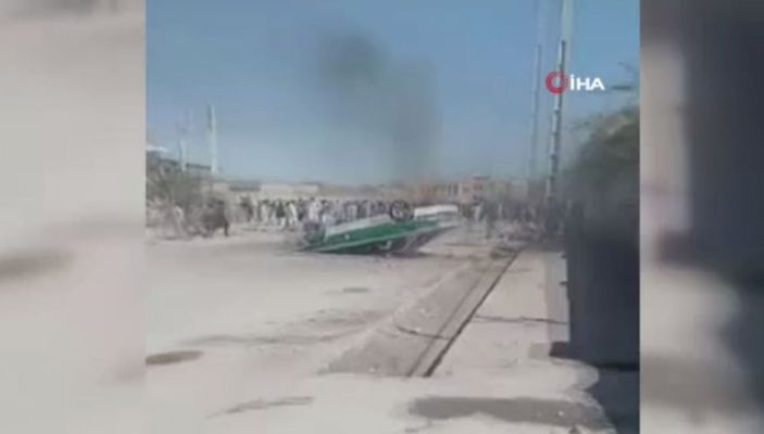 i İran'da göstericiler valilik binasına saldırdı