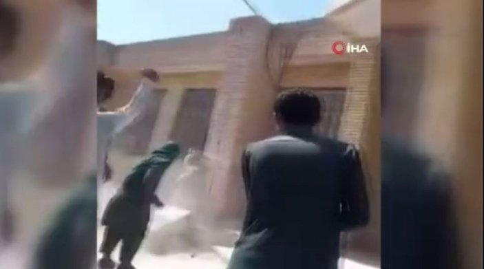 İran'da göstericiler valilik binasına saldırdı