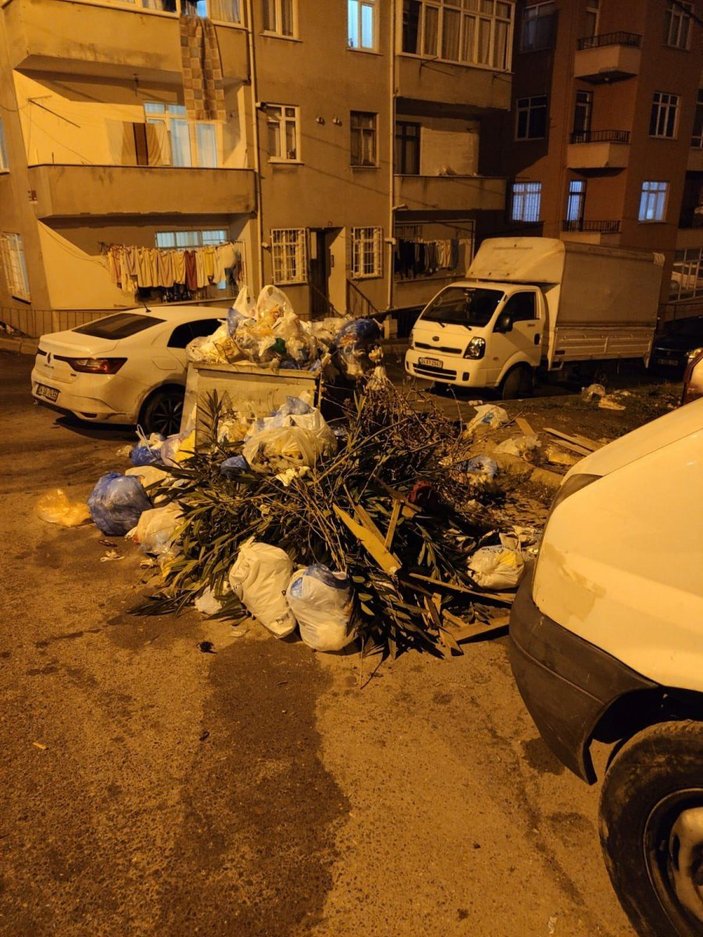 Maltepe'deki çöp konteynerleri etrafa taştı