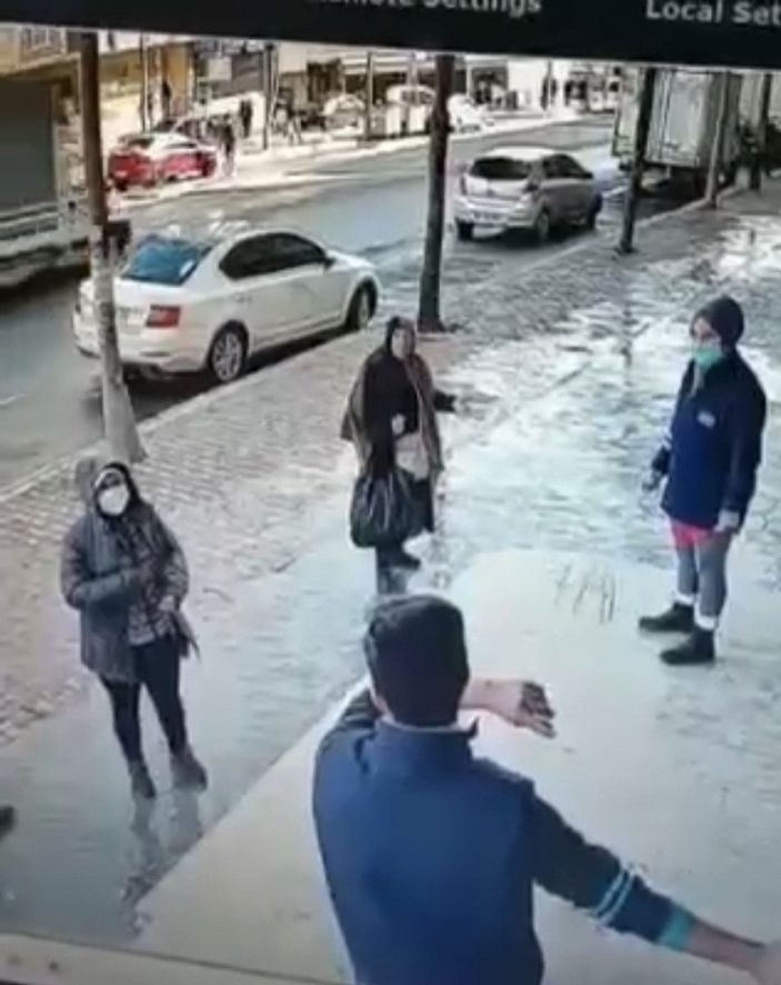 İ İstanbul'da kasiyer, kaçmaya çalışan hırsızları böyle kovaladı