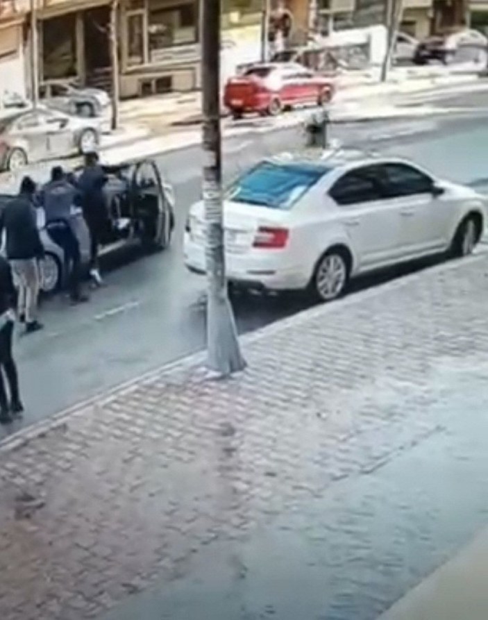 İstanbul'da kasiyer, kaçmaya çalışan hırsızları böyle kovaladı