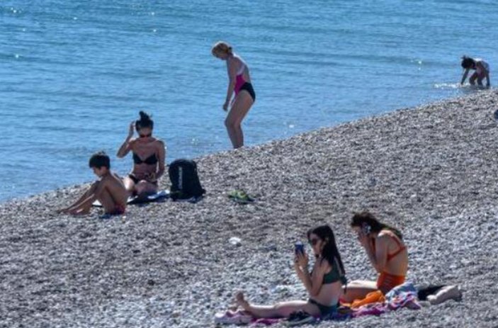Antalya'da güneşi gören turistler denize koştu