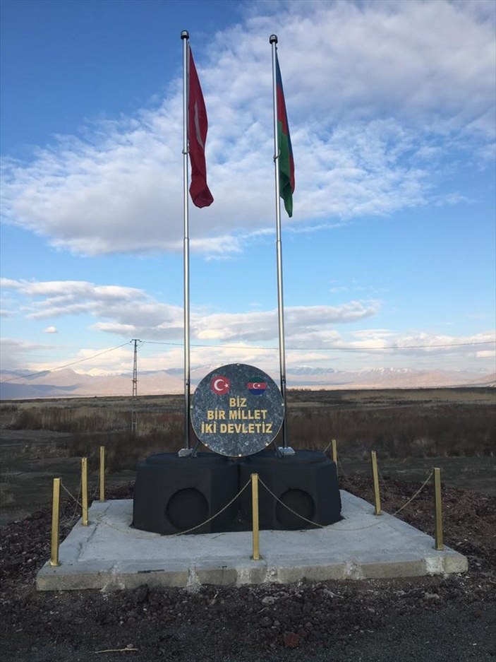 Nahçıvan sınırında Türkiye ve Azerbaycan bayrakları anıtlaştırıldı