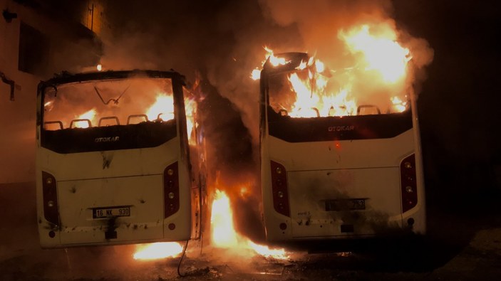 Bursa'da park halindeki 2 otobüs yandı