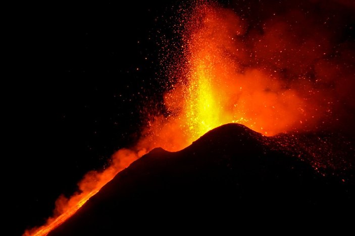 İtalya'da Etna Yanardağı 10 gündür lav püskürtüyor