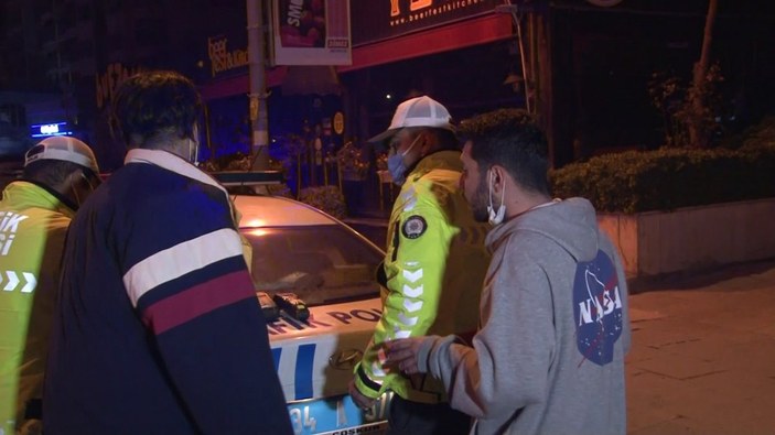 Kadıköy’de kısıtlamayı delen gençler kaza yaptı