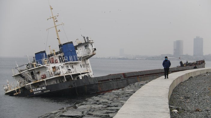 Zeytinburnu'nda karaya oturan gemiden yakıt sızmaya başladı