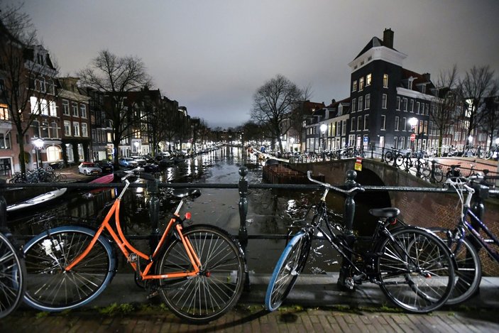 Hollanda'da koronavirüs tedbirleri yeniden uzatıldı
