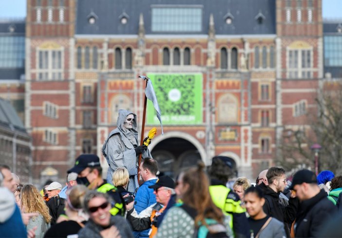 Hollanda'da koronavirüs tedbirleri yeniden uzatıldı