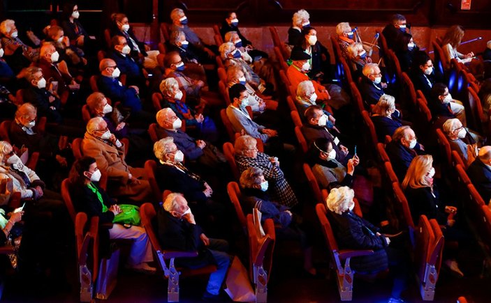 İspanya'da koronavirüs aşısı olan yaşlılara tiyatroda özel gösterim