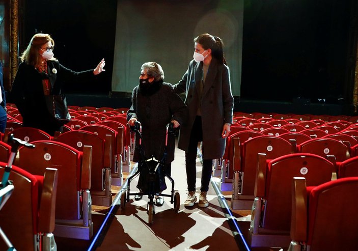 İspanya'da koronavirüs aşısı olan yaşlılara tiyatroda özel gösterim