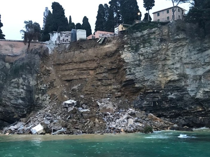 İtalya'da mezarlığı yok eden toprak kayması kamerada