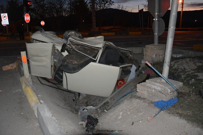 Antalya'da ikiye bölünen araçtan 2 kişi sağ çıktı