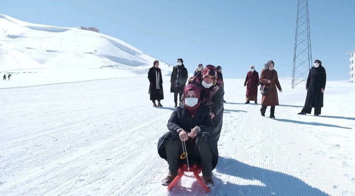 Bitlis'te kadınların kayak keyfi