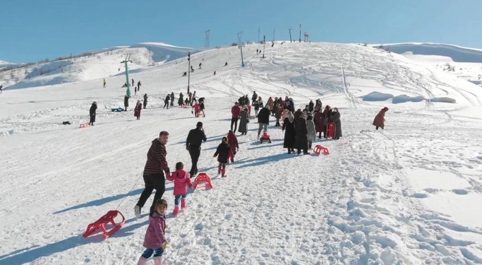 Bitlis'te kadınların kayak keyfi