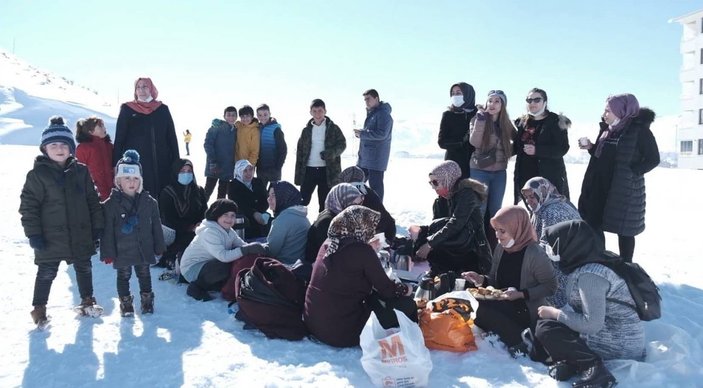 Bitlis'te kadınların kayak keyfi