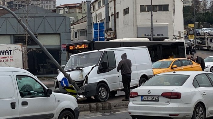 Beyoğlu'nda minibüs, direğe çarparak durabildi