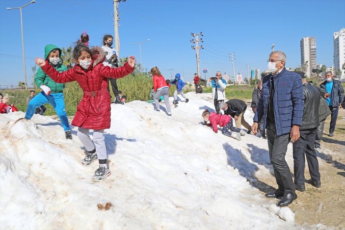 Mersinli çocuklar için Toroslar'ın zirvesinden kar getirildi