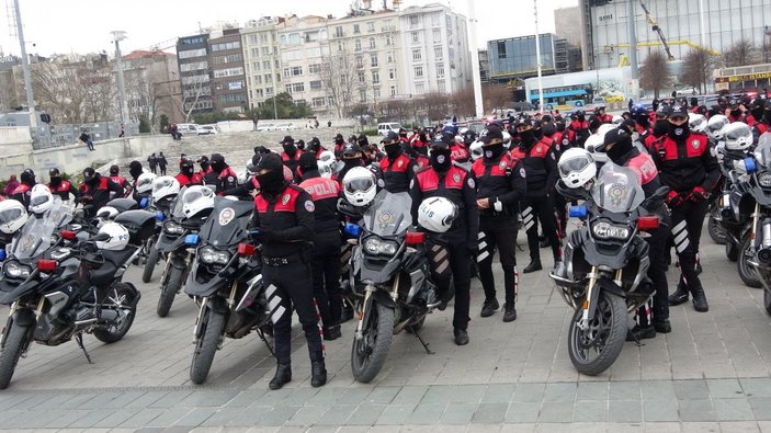 İstanbul'da polislerin gövde gösterisini turistler hayranlıkla izledi