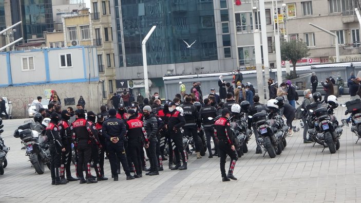 İstanbul'da polislerin gövde gösterisini turistler hayranlıkla izledi