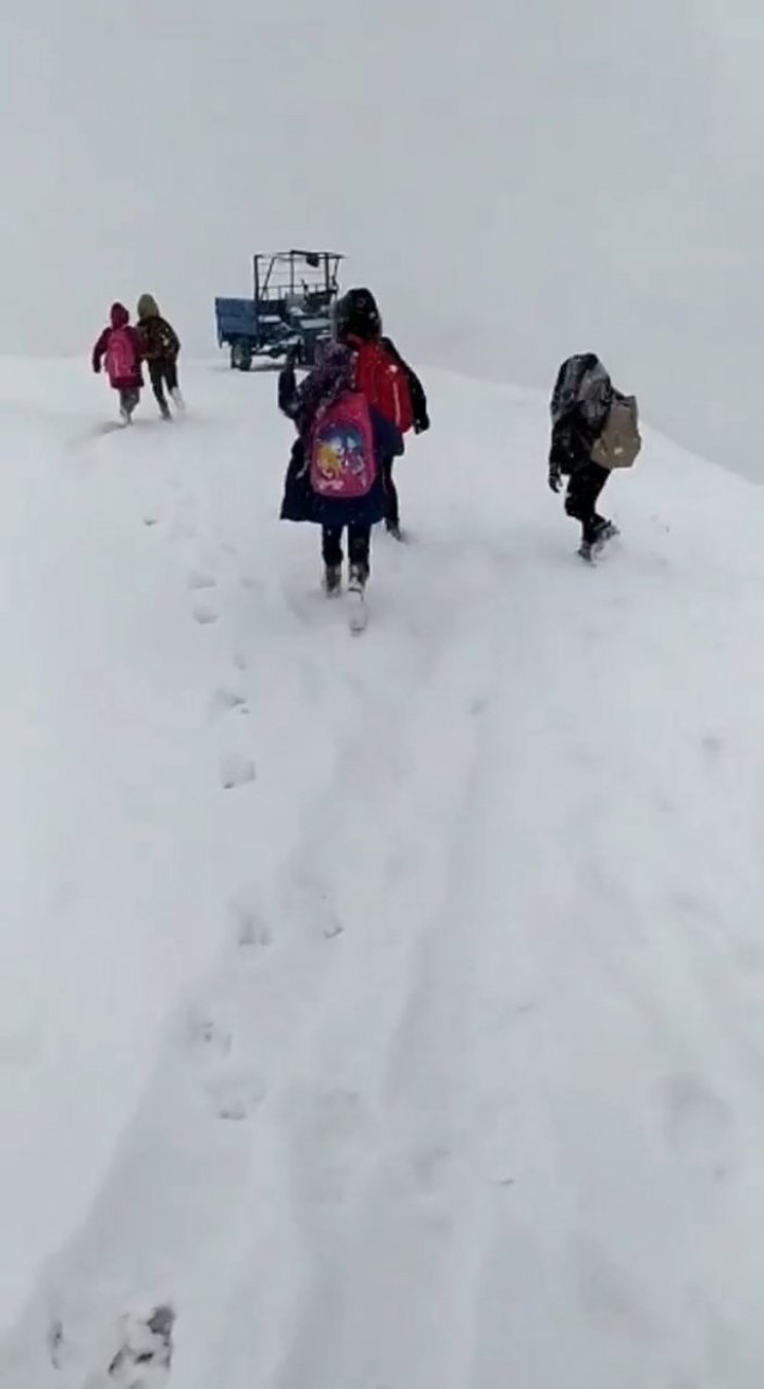 Siirt'te kar yağışı, eğitime engel olamadı