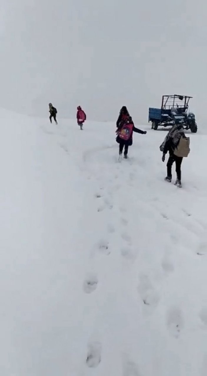 Siirt'te kar yağışı, eğitime engel olamadı