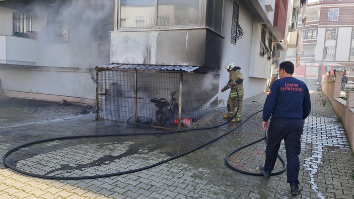 İzmir'de balkonun altında duran motosiklet alev aldı