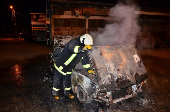 Samsun'da arıza yapan aracına sinirlenip ateşe verdi