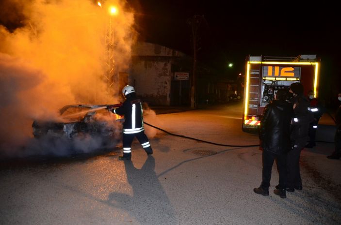Samsun'da arıza yapan aracına sinirlenip ateşe verdi