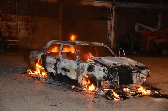 Samsun'da arıza yapan aracına sinirlenip ateşe verdi