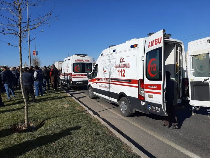 i Gaziantep'te takla atan araçtaki 3 kişi yaralandı