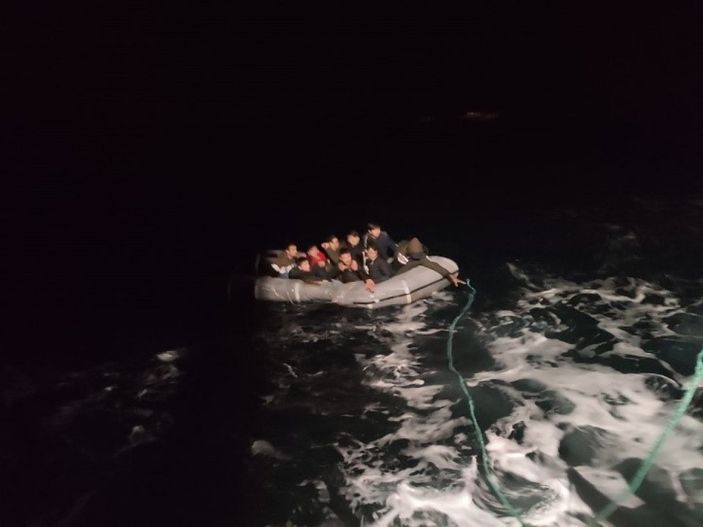 İ İzmir açıklarında 9 düzensiz göçmen kurtarıldı